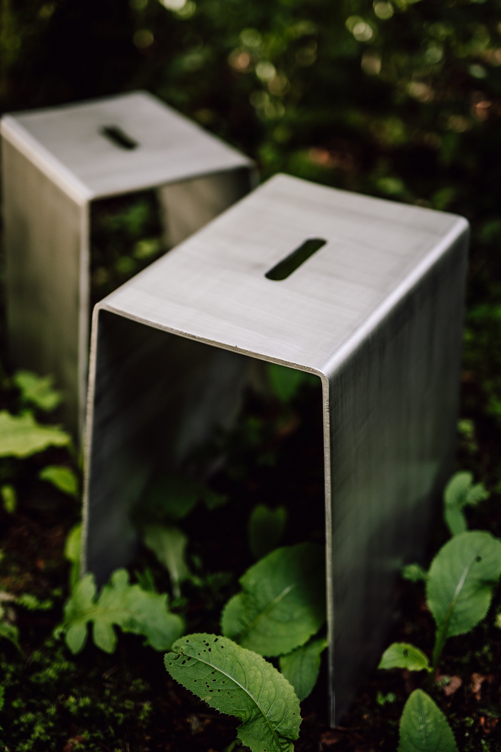 Designer Side Tables & Hocker aus Edelstahl | form & eisen